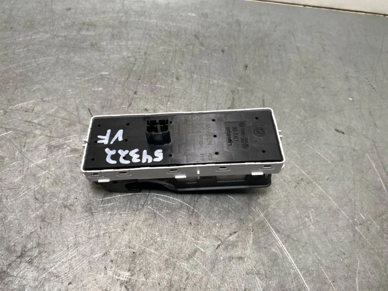 Volkswagen ID.4 2021- Window regulator switch view 3