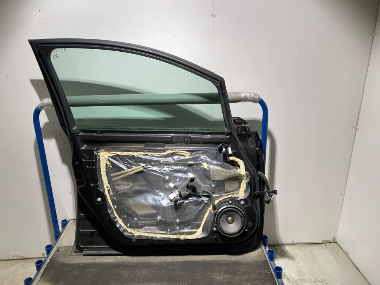 Nissan LEAF 2017-24 Ajtó, 4 ajtós, első, bal nézet 4