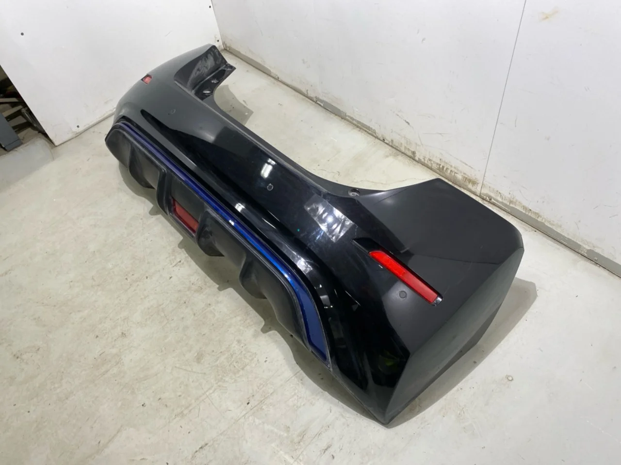 Nissan LEAF 2017-24 Rear bumper view 2