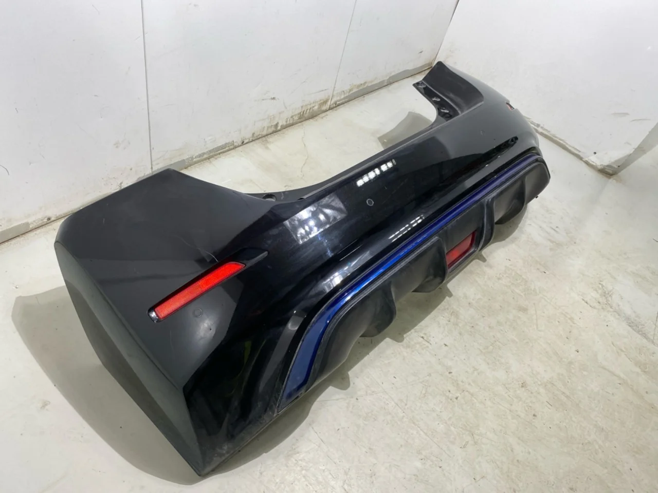 Nissan LEAF 2017-24 Rear bumper view 3