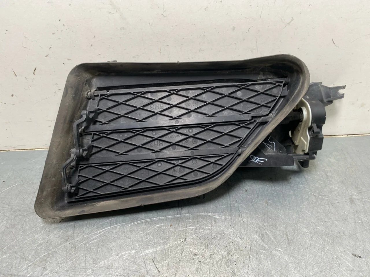 Tesla MODEL S 2013- Grille, right section view 4