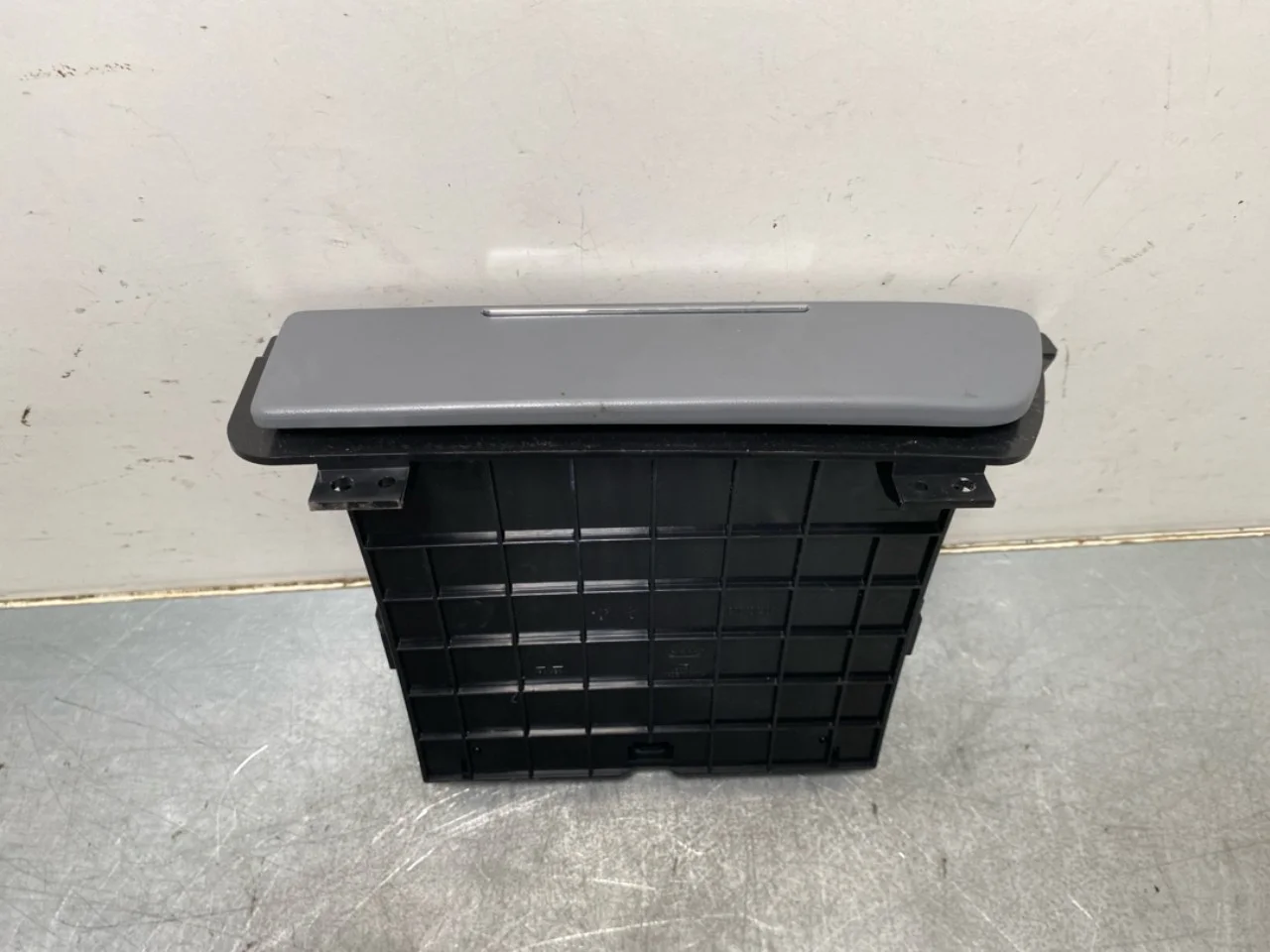 Maxus EV80 2019-> Cup holder view 4