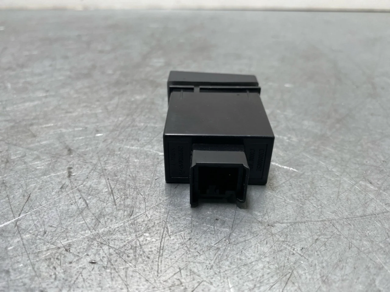 Maxus EV80 2019-> Headlight switch view 3