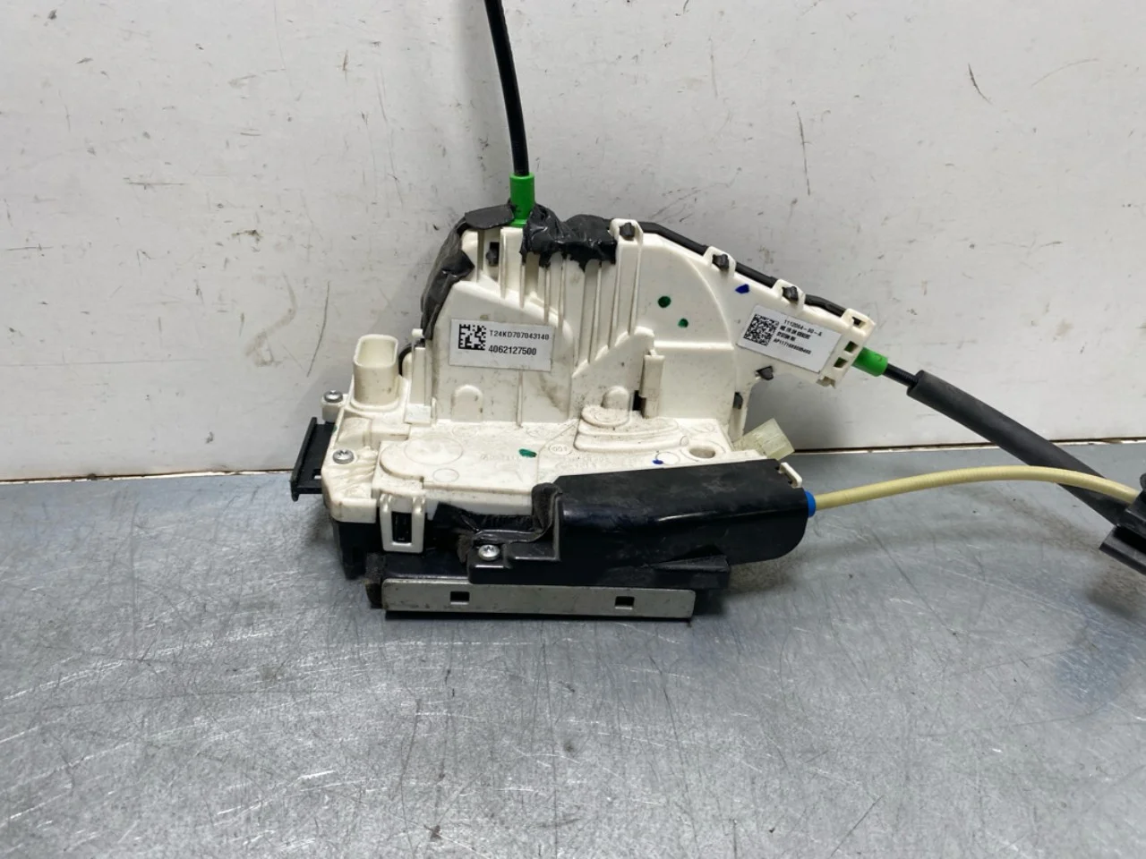 Tesla MODEL X 2016- Door lock housing view 2