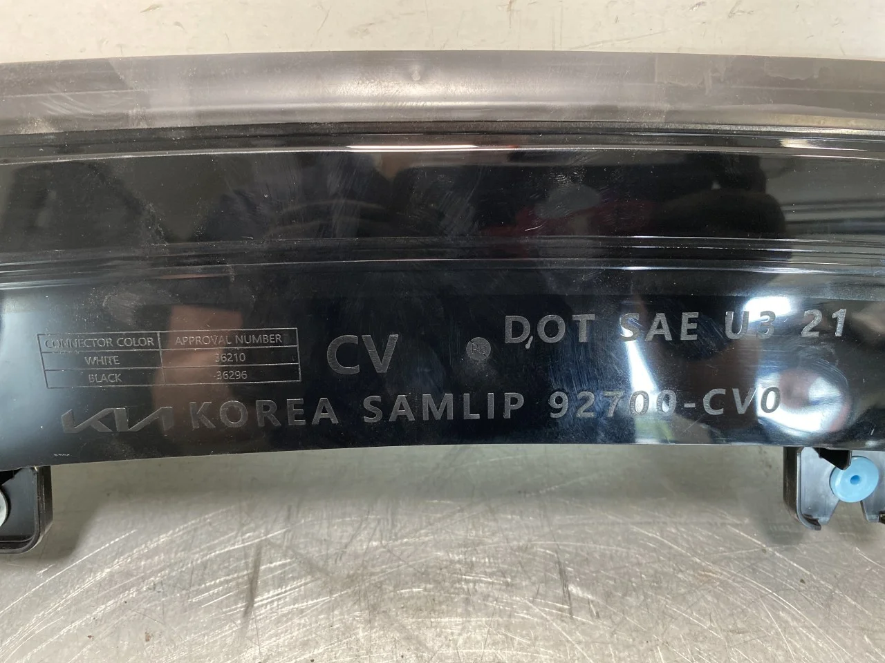 Kia EV6 2022- Rear window brake light view 3