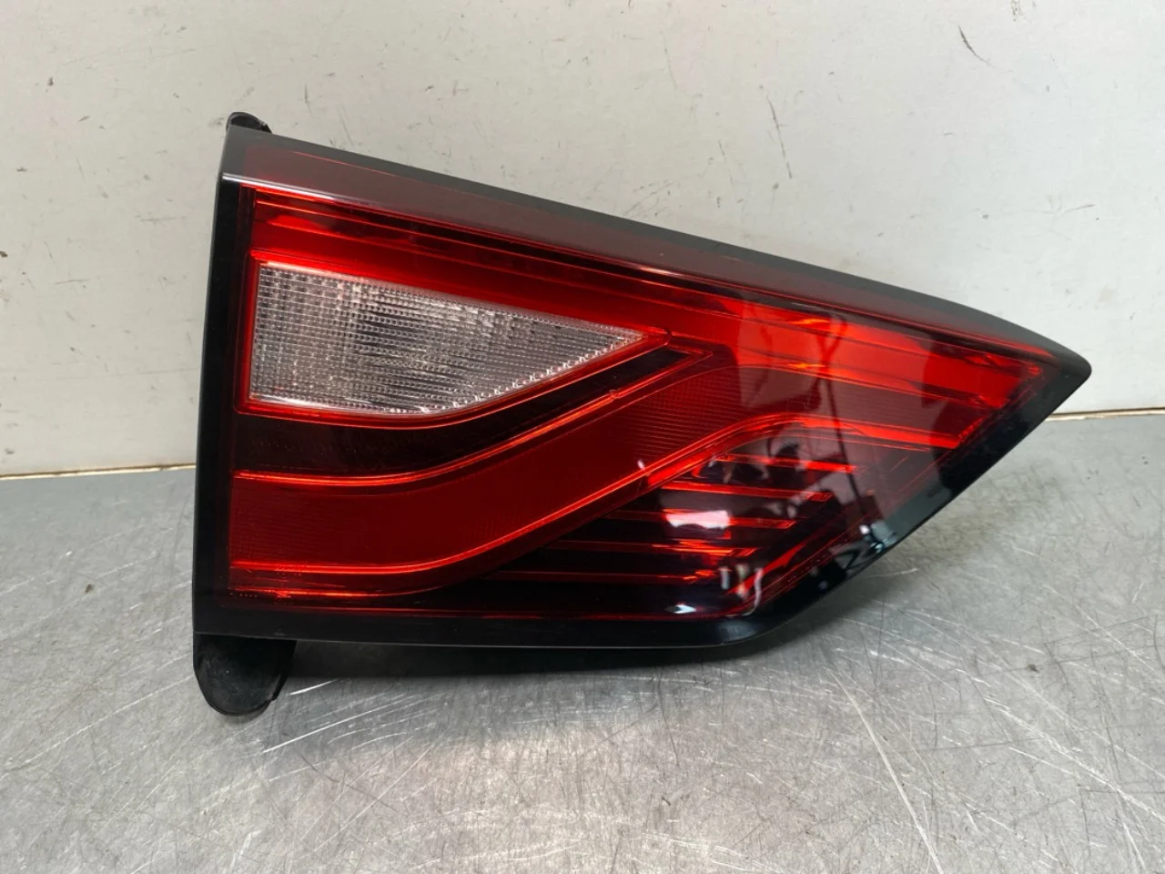 Mg ZS EV 2020- Lampă spate, stânga, pe hayon (interioară)