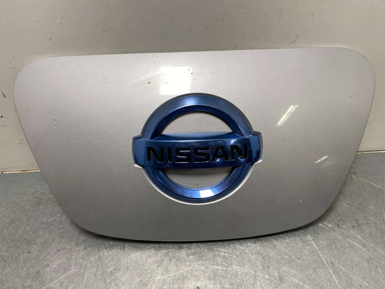 Nissan LEAF 2011-17 Charging port cover, electric / hybrid