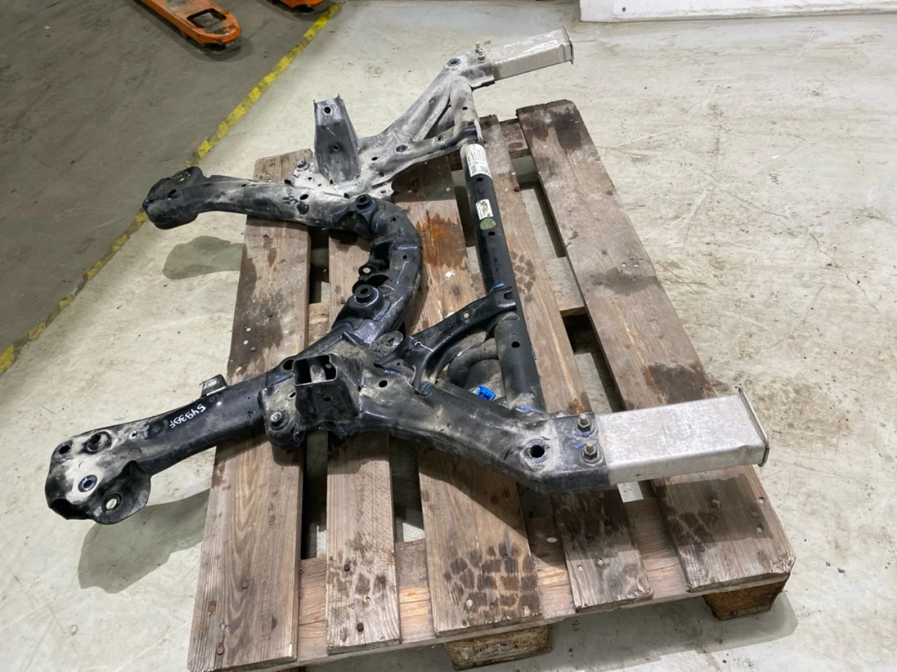 Tesla MODEL Y 2021- Front subframe view 4