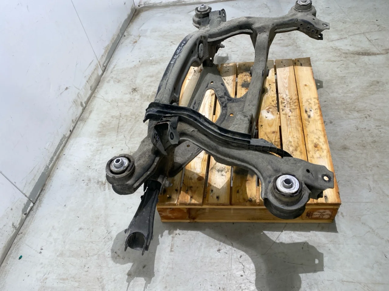 Mercedes EQB X243 2022- Traversă punte spate / cadru auxiliar vedere 2