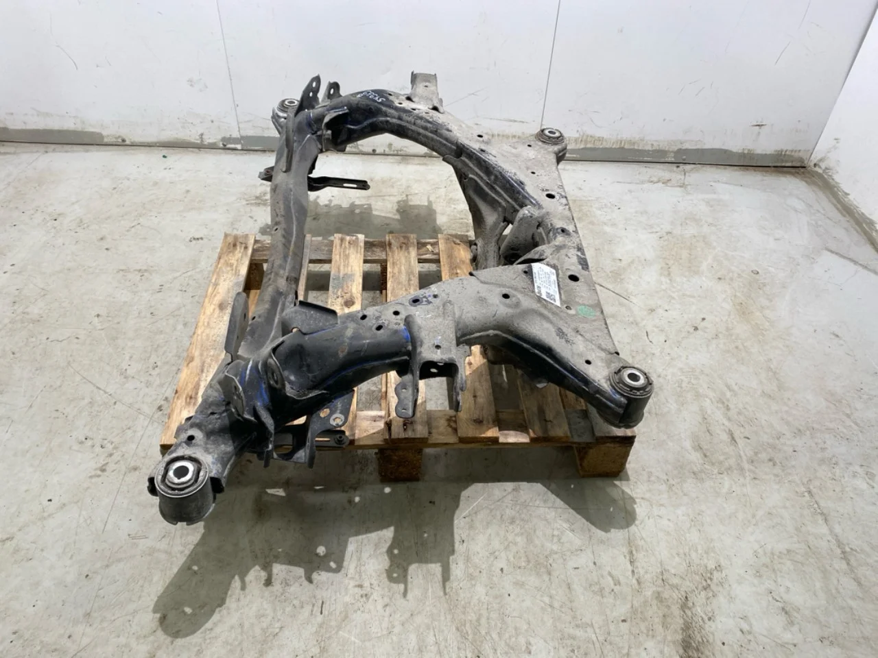 Tesla MODEL Y 2021- Traversă punte spate / cadru auxiliar vedere 3