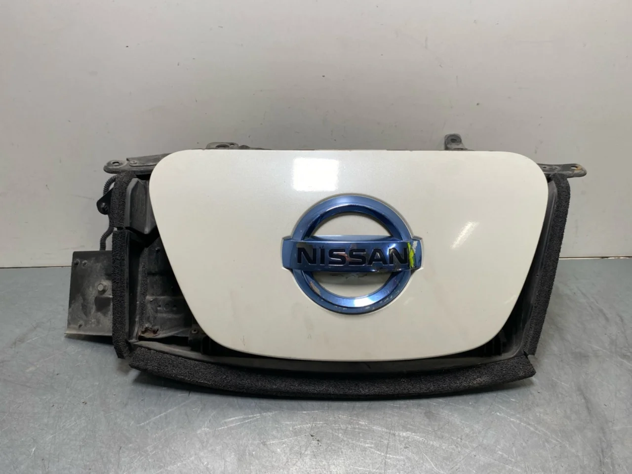 Nissan LEAF 2011-17 Charging port cover, electric / hybrid