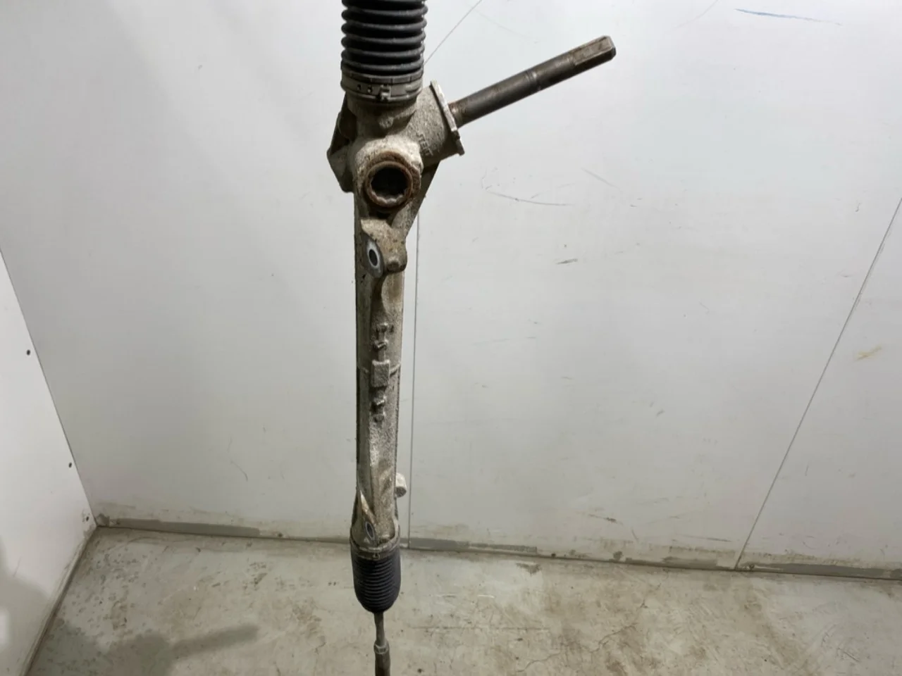 Nissan LEAF 2011-17 Hydraulic power steering rack view 2