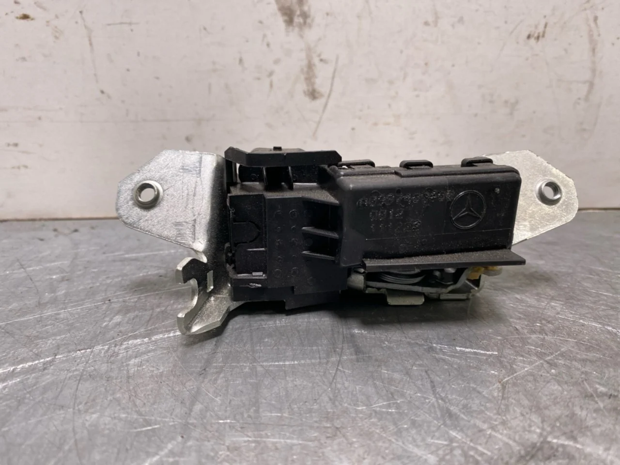 Mercedes EQB X243 2022- Tailgate lock view 3