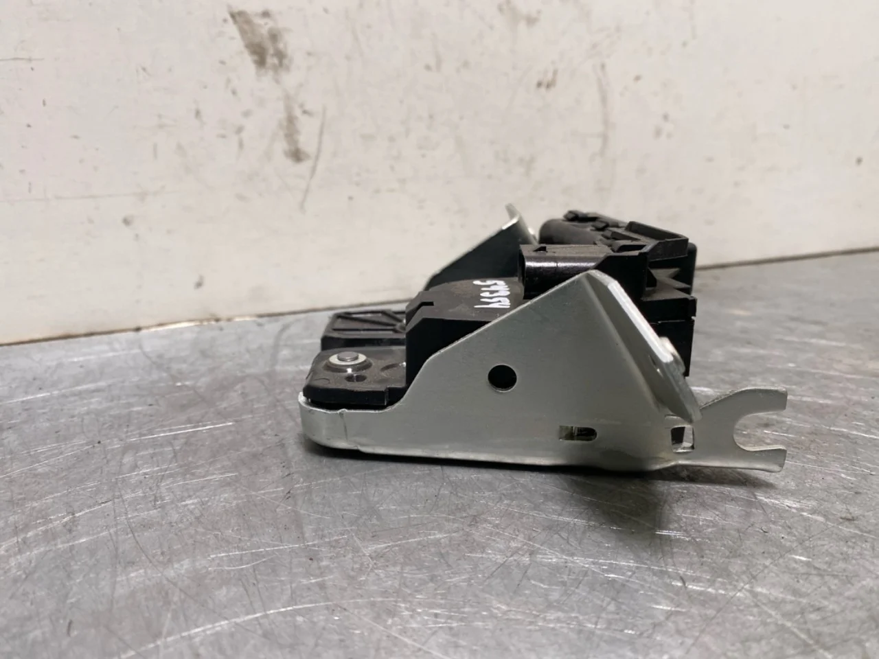 Mercedes EQB X243 2022- Tailgate lock view 4