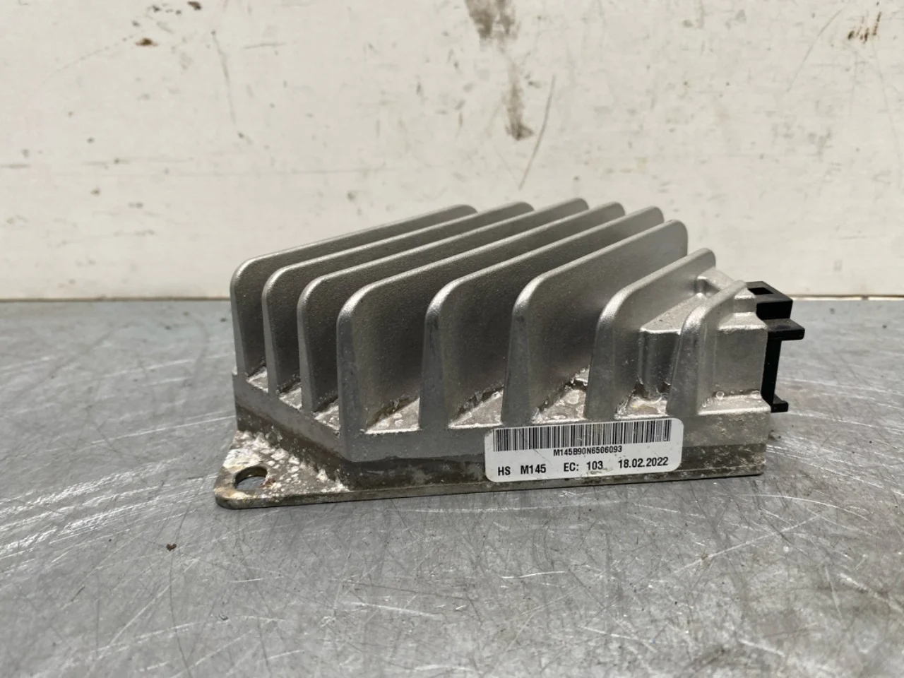 Mercedes EQB X243 2022- Radio / hi-fi amplifier view 2