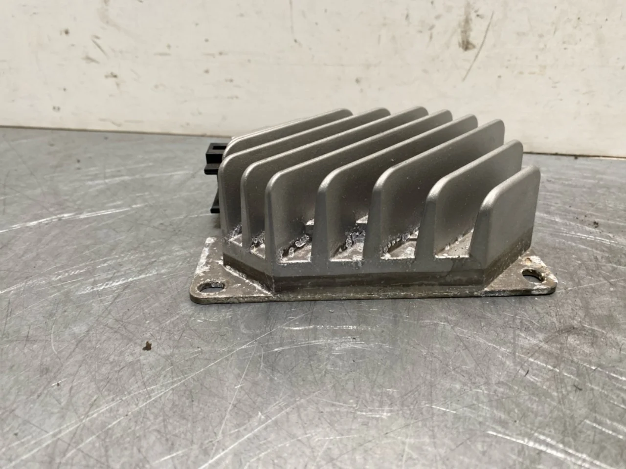 Mercedes EQB X243 2022- Radio / hi-fi amplifier view 4