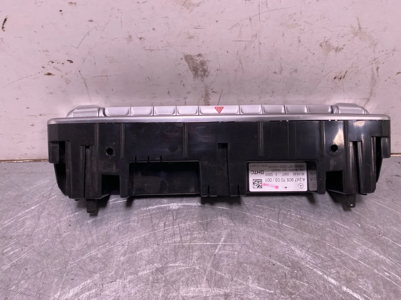 Mercedes EQB X243 2022- Heater control unit view 3