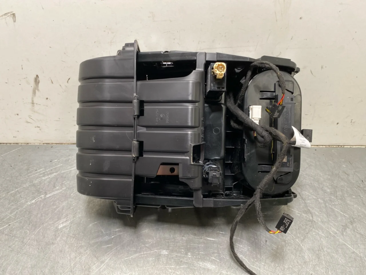 Mercedes EQB X243 2022- Cup holder view 3