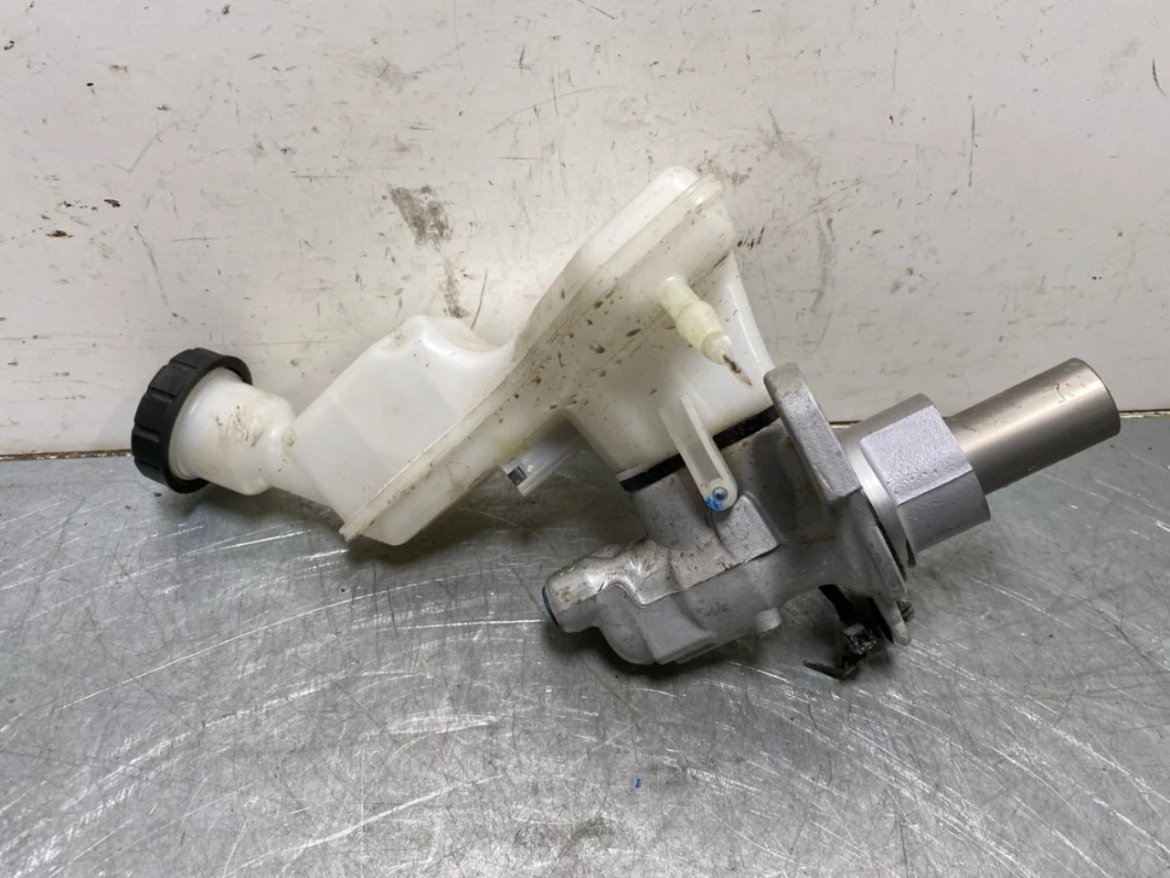 Mercedes EQB X243 2022- Brake master cylinder view 2
