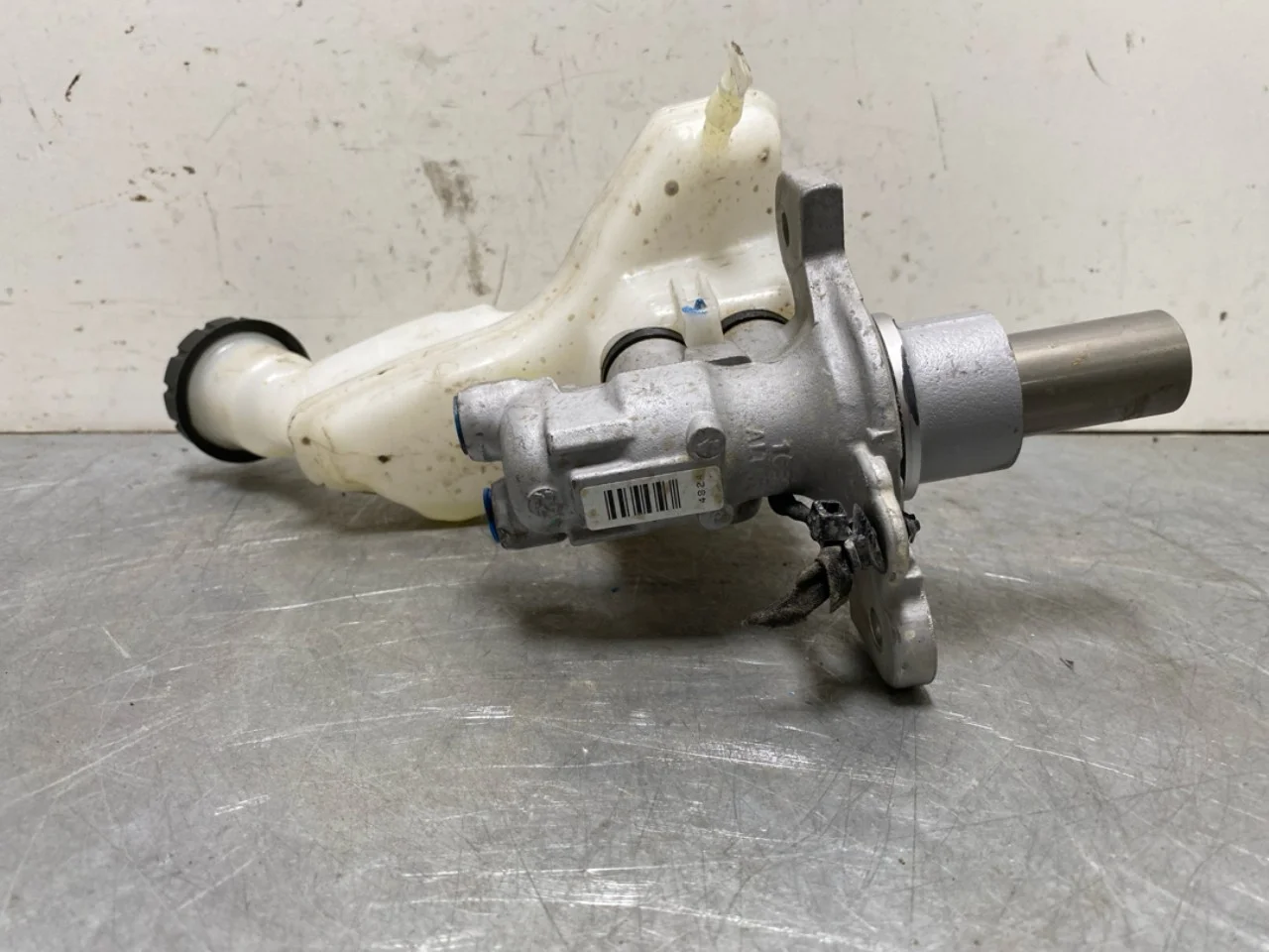 Mercedes EQB X243 2022- Brake master cylinder view 3