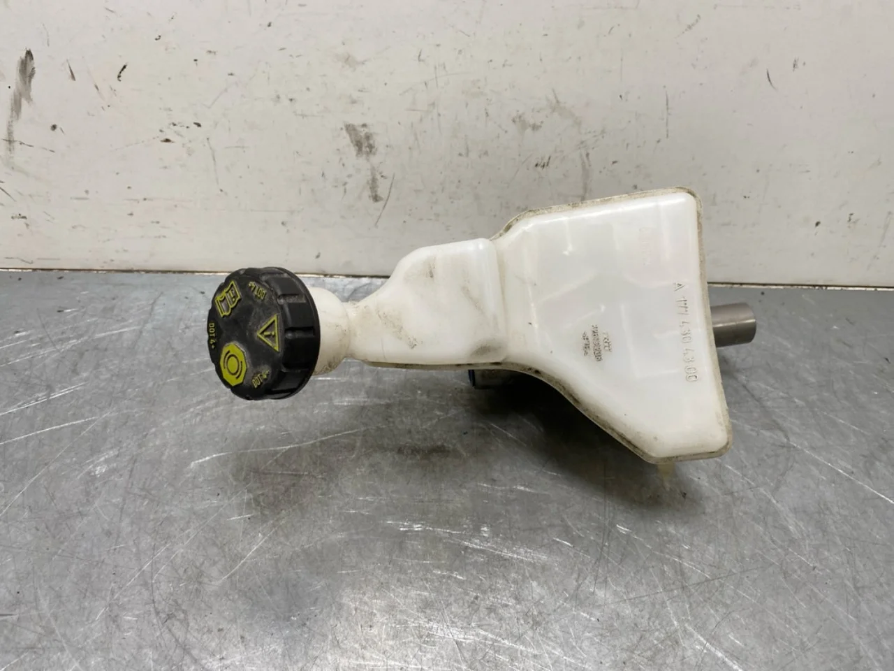 Mercedes EQB X243 2022- Brake master cylinder view 4
