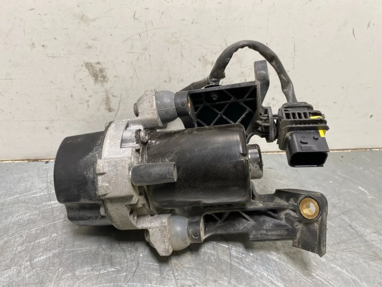 Mercedes EQB X243 2022- Vacuum pump view 2