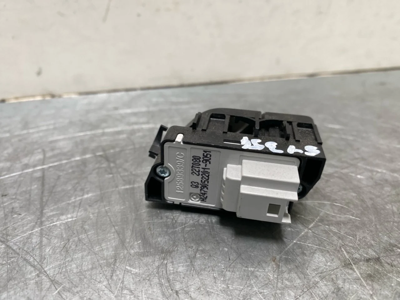 Mercedes EQB X243 2022- Egyéb kapcsolók nézet 3