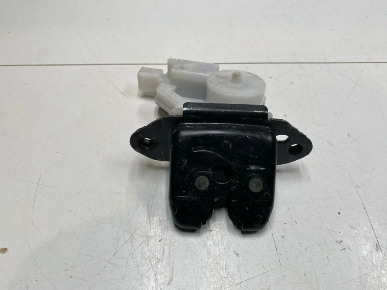 Nissan LEAF 2017-24 Tailgate lock
