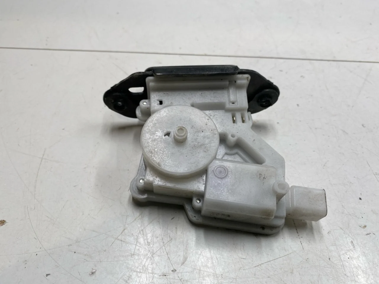 Nissan LEAF 2017-24 Tailgate lock view 2