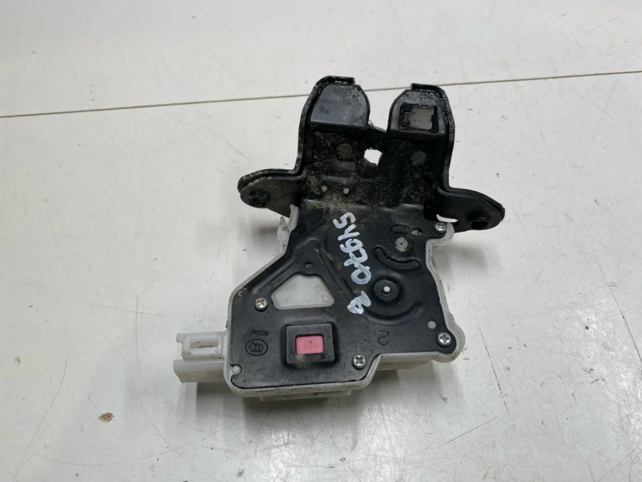 Nissan LEAF 2017-24 Tailgate lock view 3