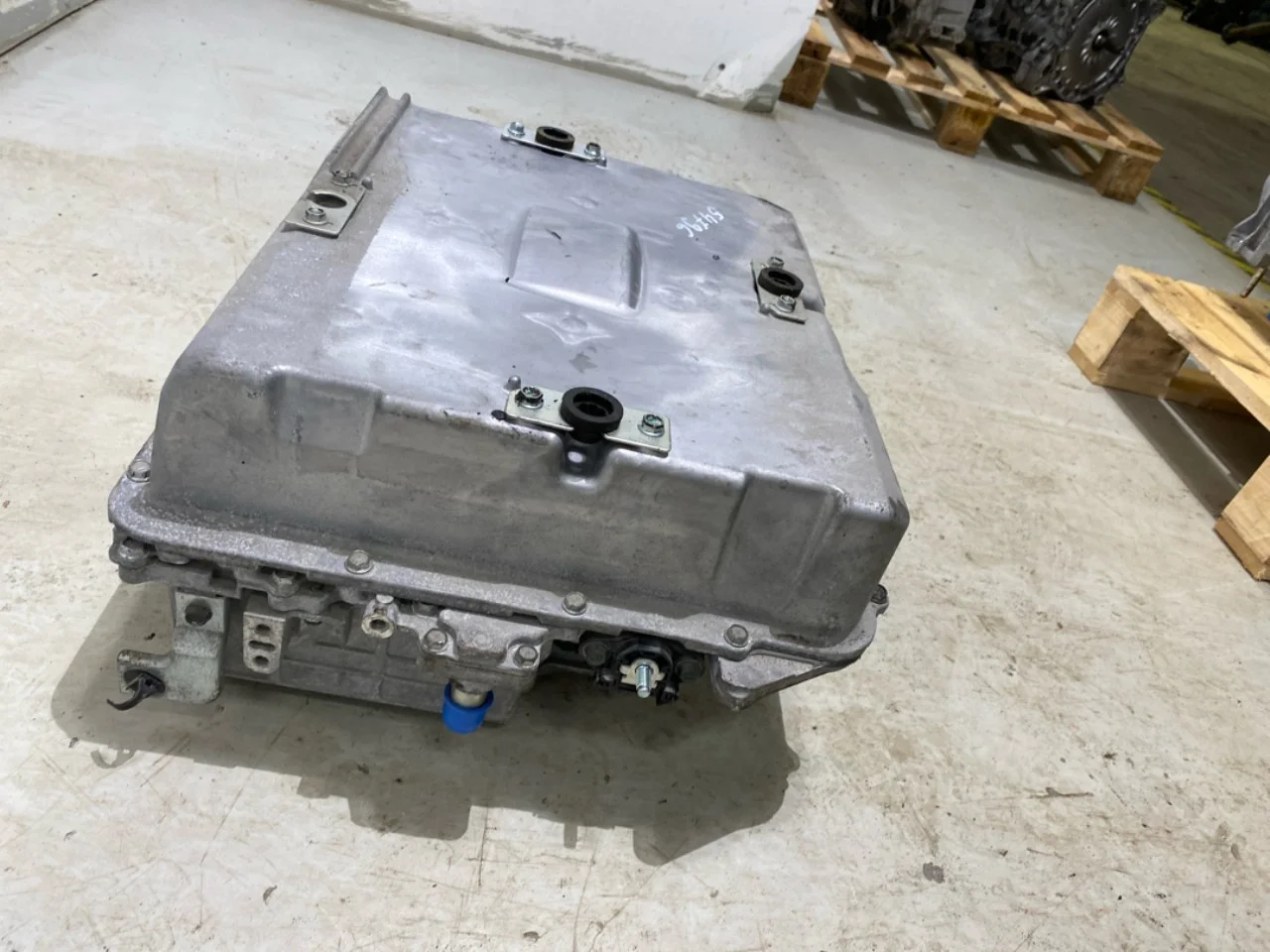 Nissan LEAF 2017-24 Battery charger view 2