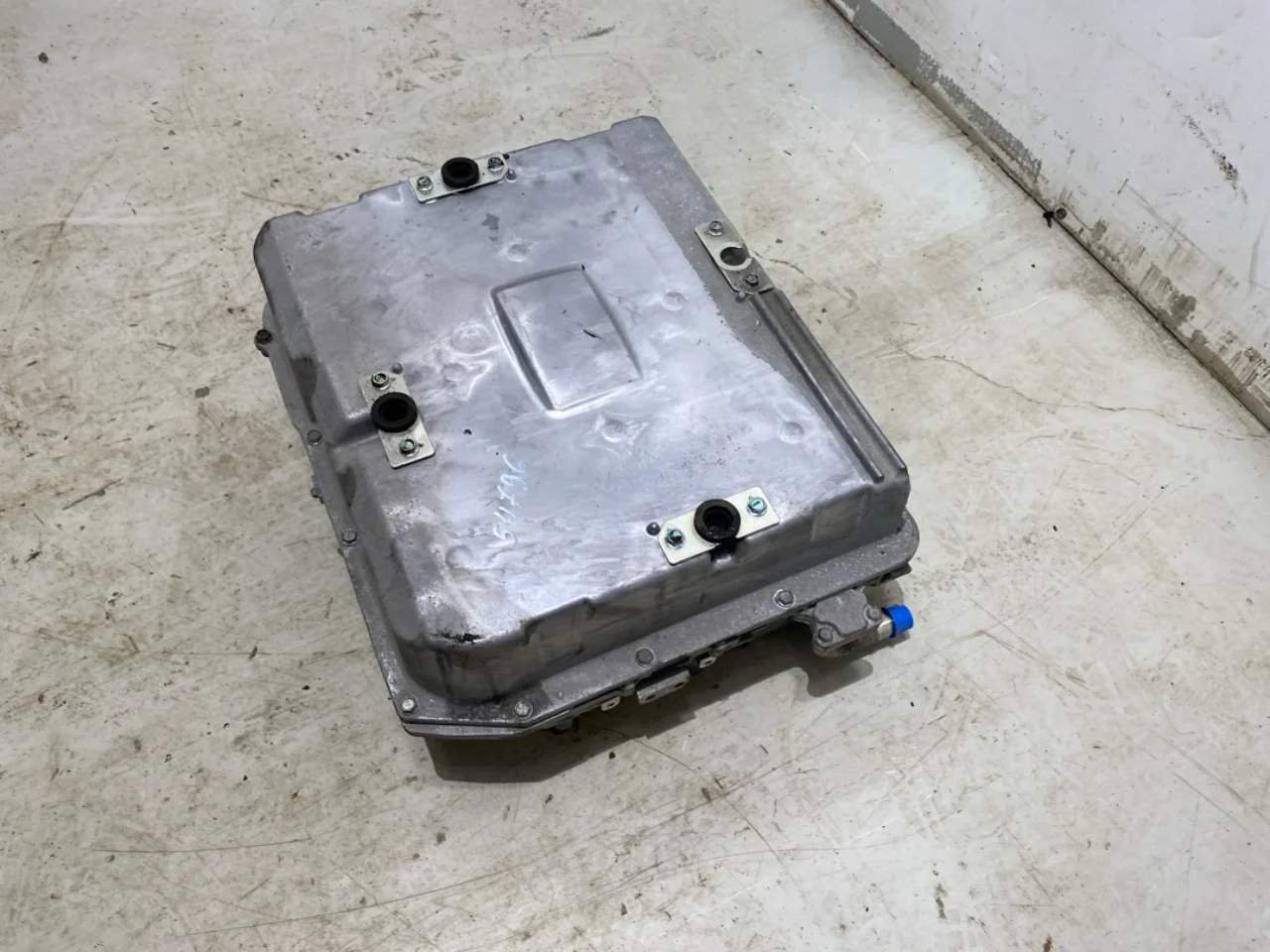 Nissan LEAF 2017-24 Battery charger view 3