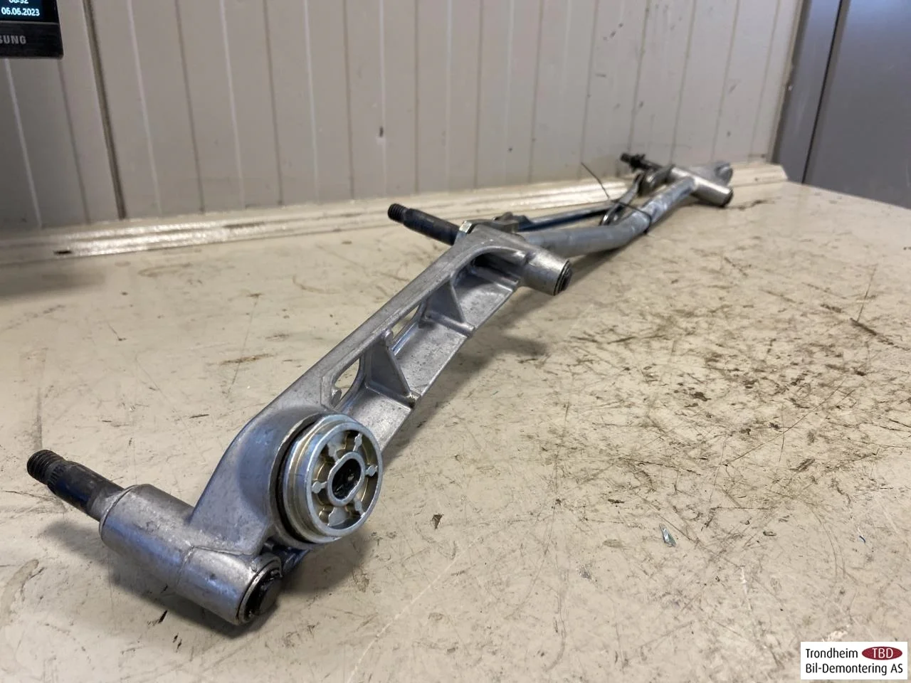 Mercedes EQA H243 2021- Windshield wiper linkage view 2