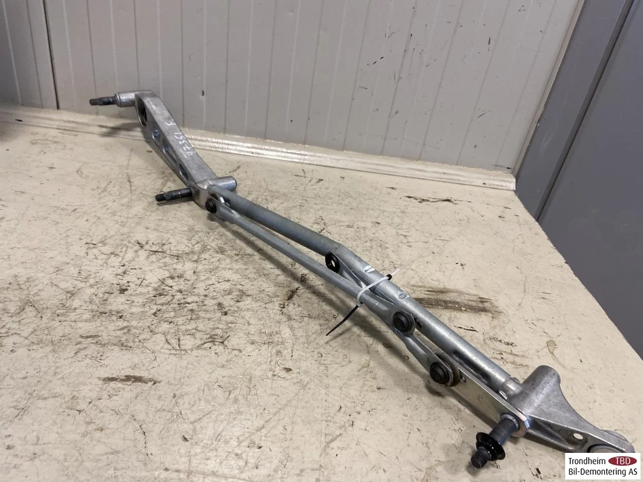 Mercedes EQA H243 2021- Windshield wiper linkage view 3