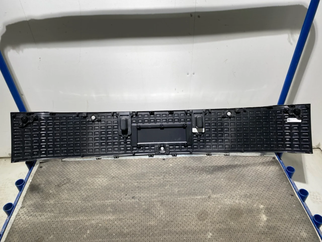 Grille, complete view 3