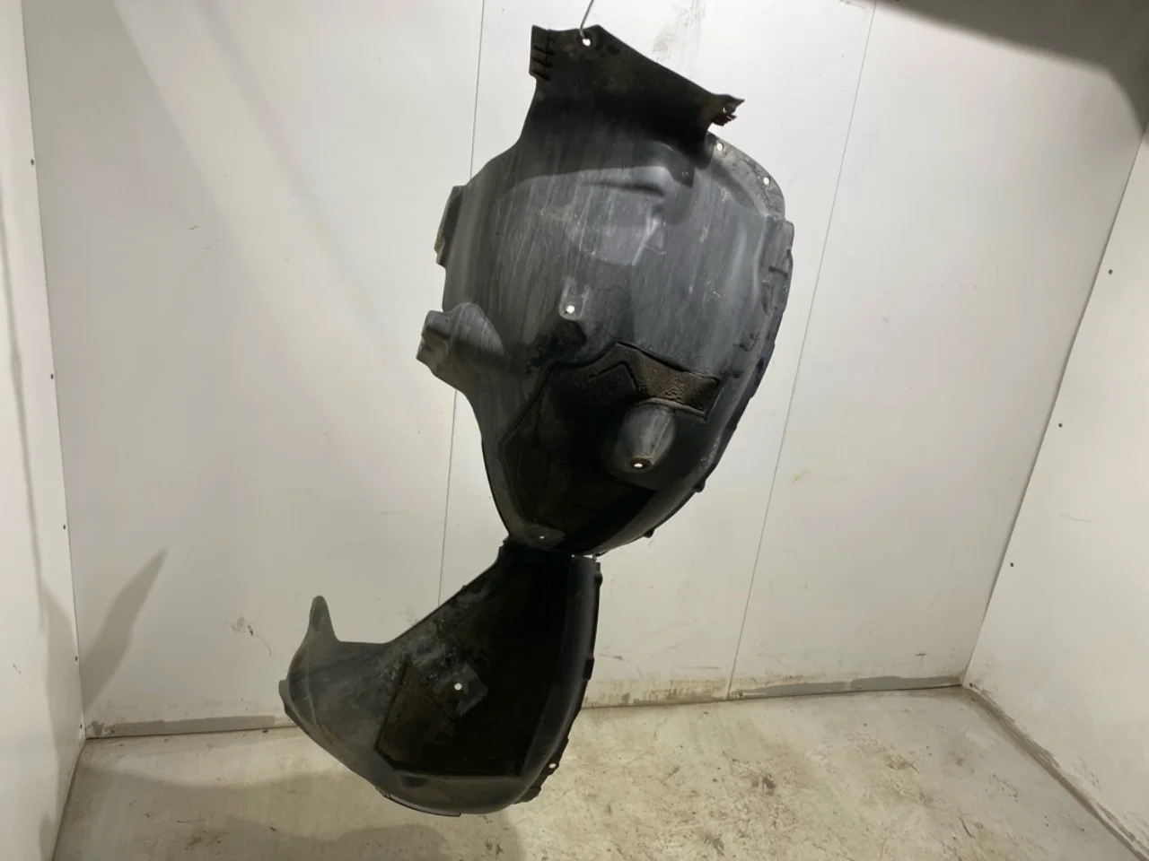 Tesla MODEL Y 2021- Inner fender liner view 2