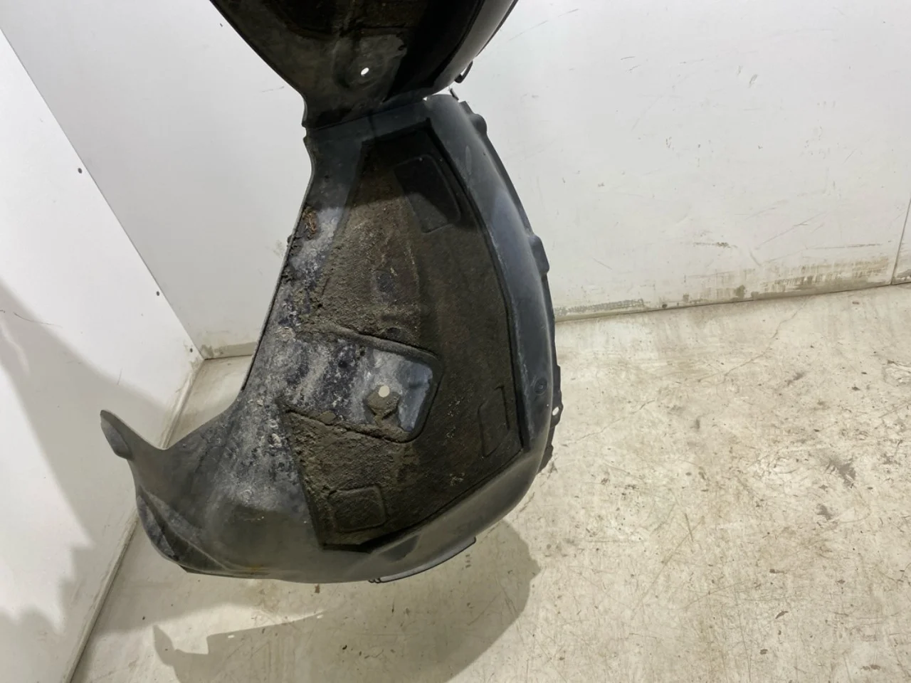 Tesla MODEL Y 2021- Inner fender liner view 4