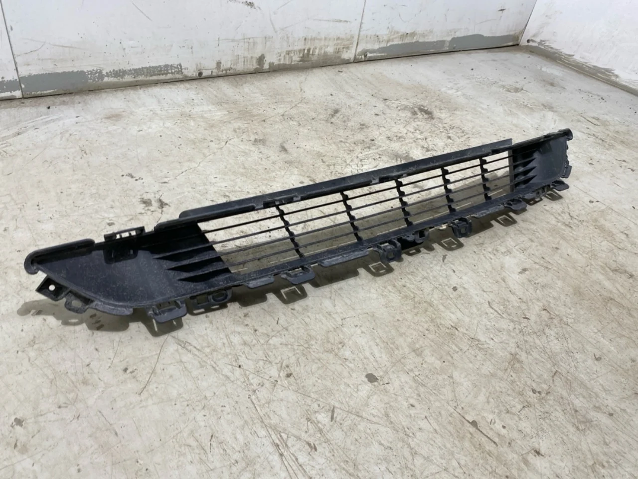 Tesla MODEL Y 2021- Grille, center section view 2