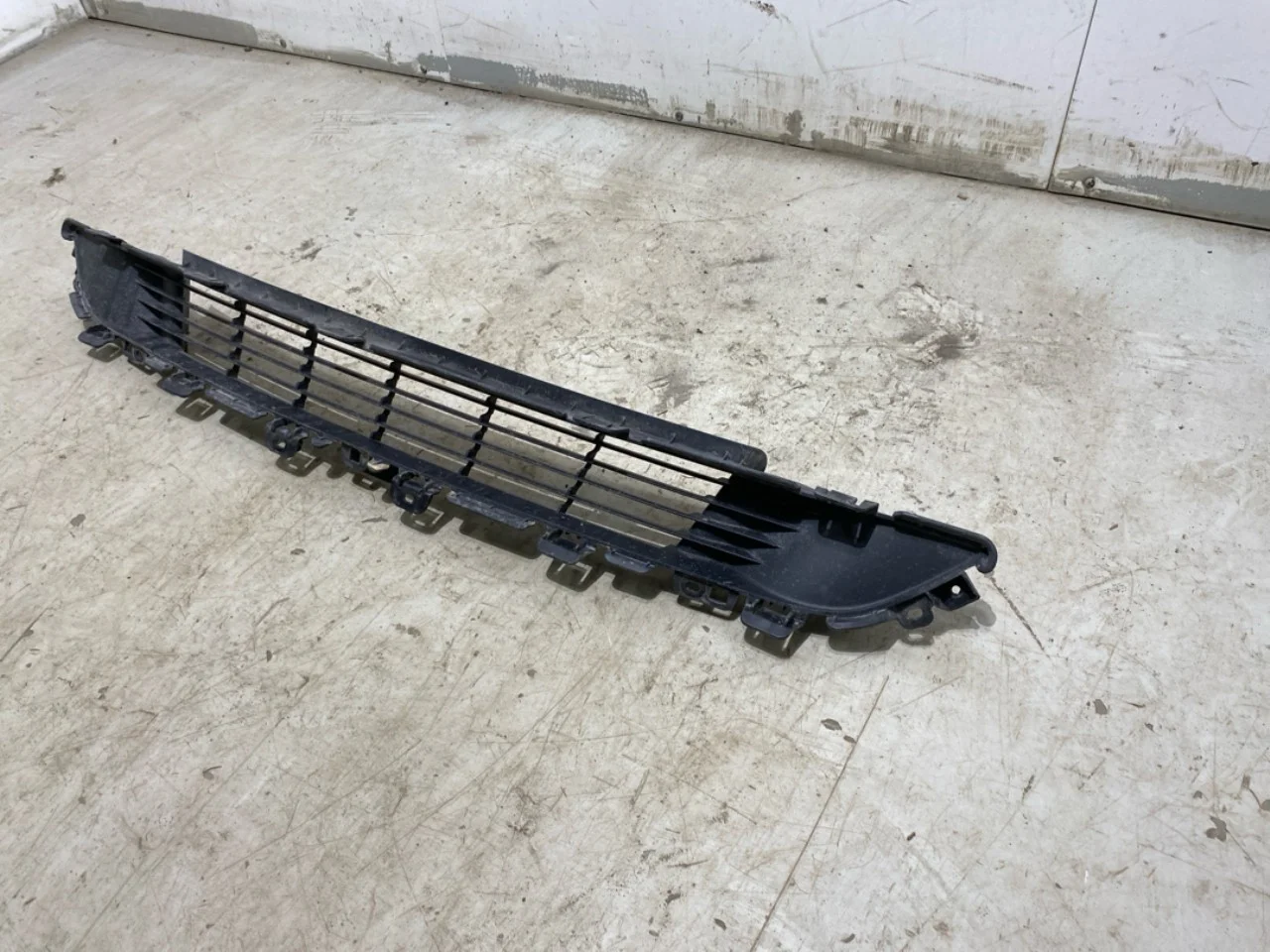 Tesla MODEL Y 2021- Grille, center section view 3