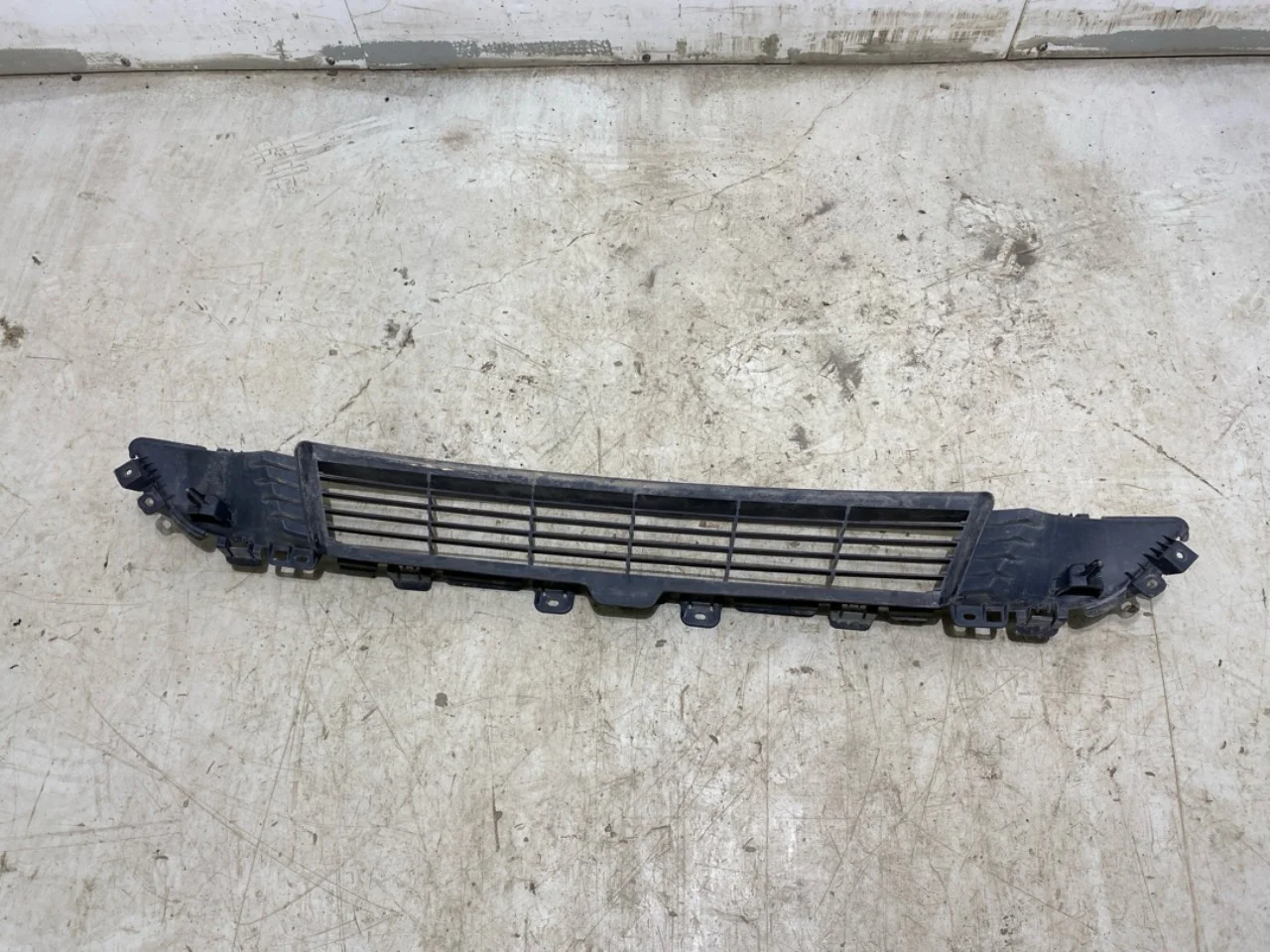 Tesla MODEL Y 2021- Grille, center section view 4