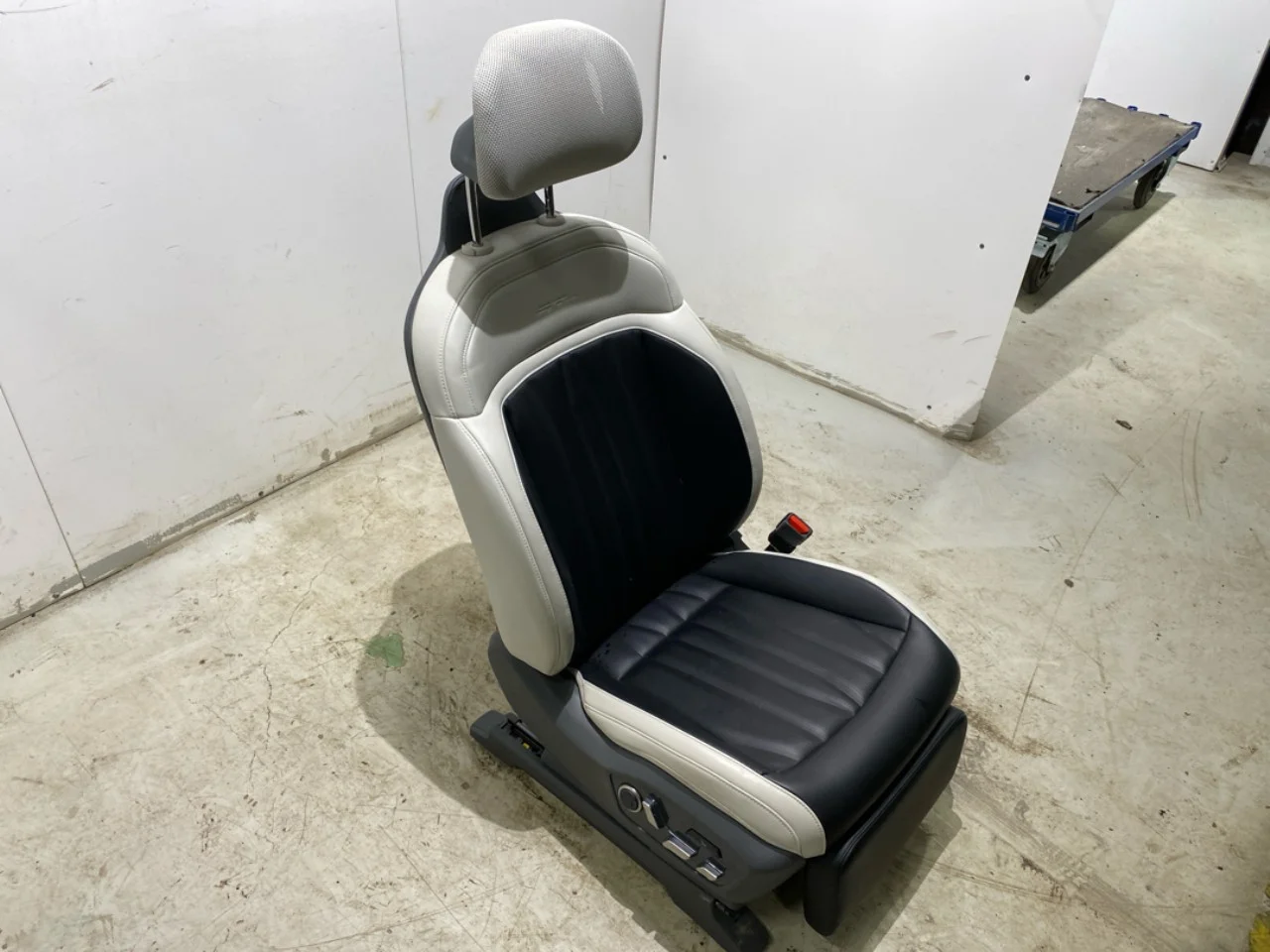 Front seat, right view 3