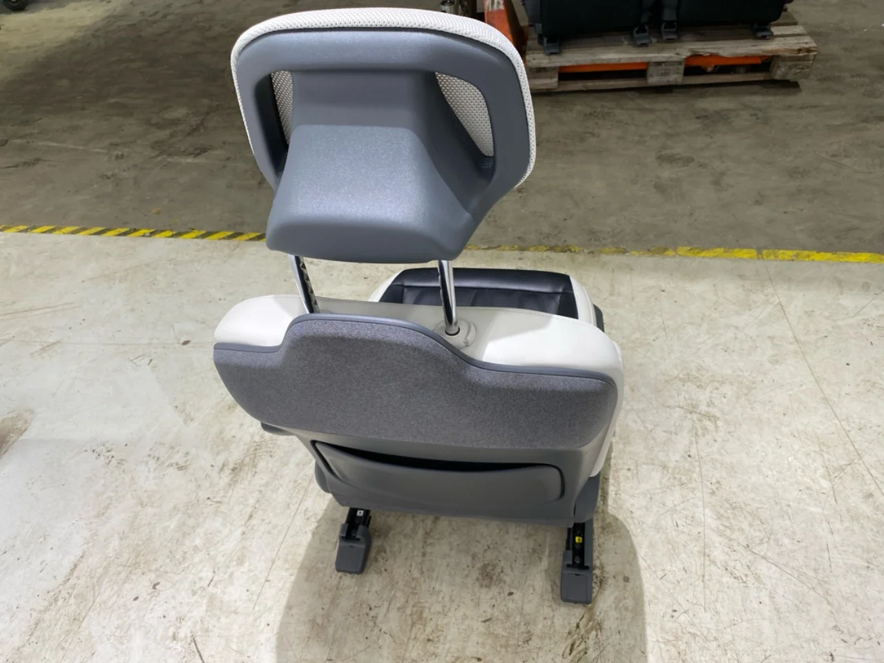Front seat, right view 4
