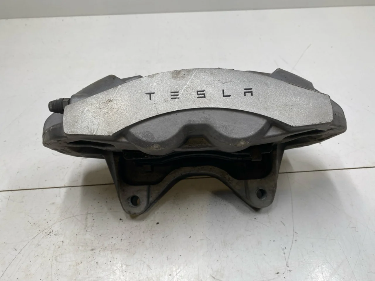 Tesla MODEL 3 2017--> Etrier frână față stânga vedere 2