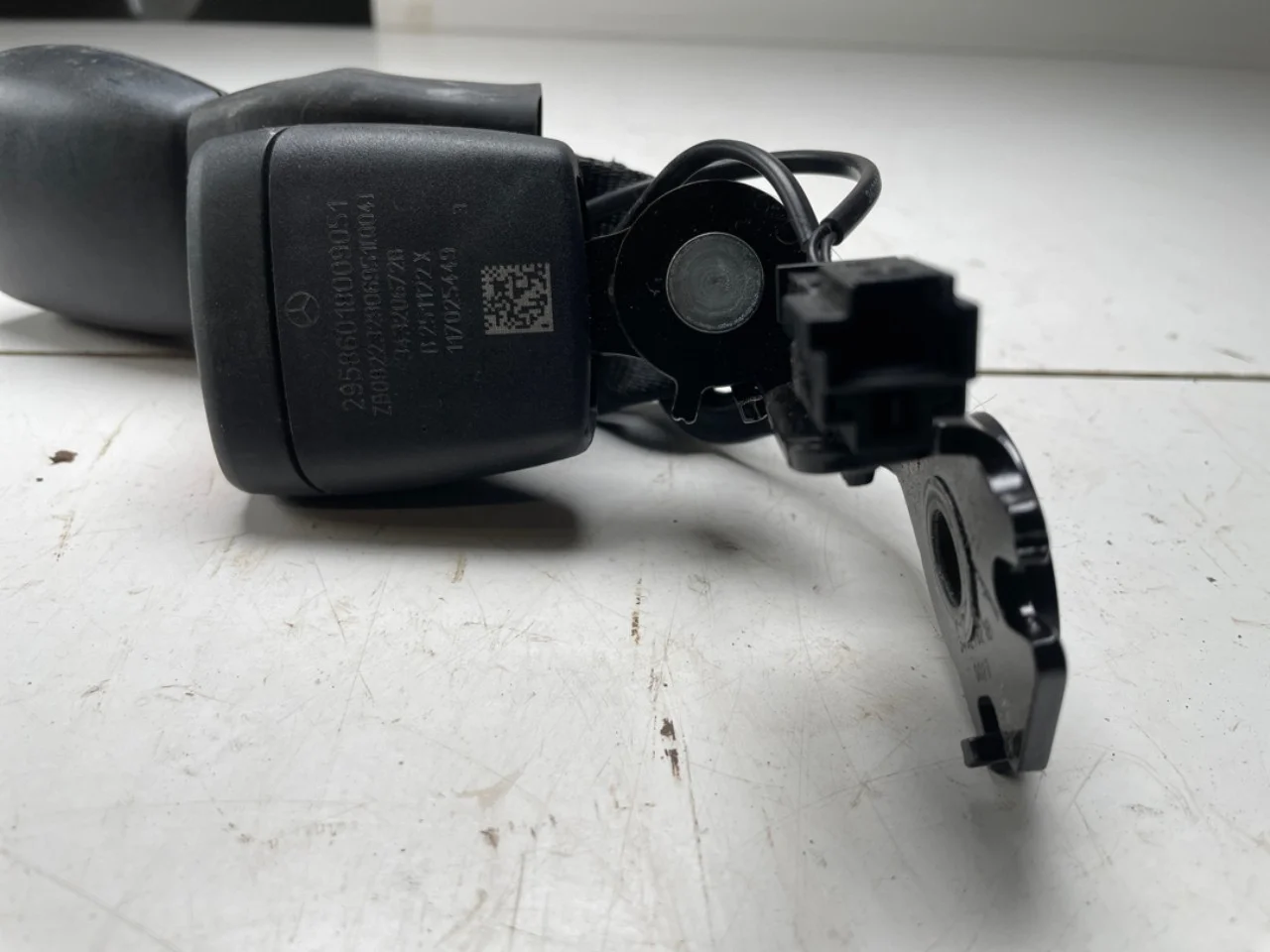 Mercedes EQE SUV X294 2022- Seat belt buckle / anchor view 4