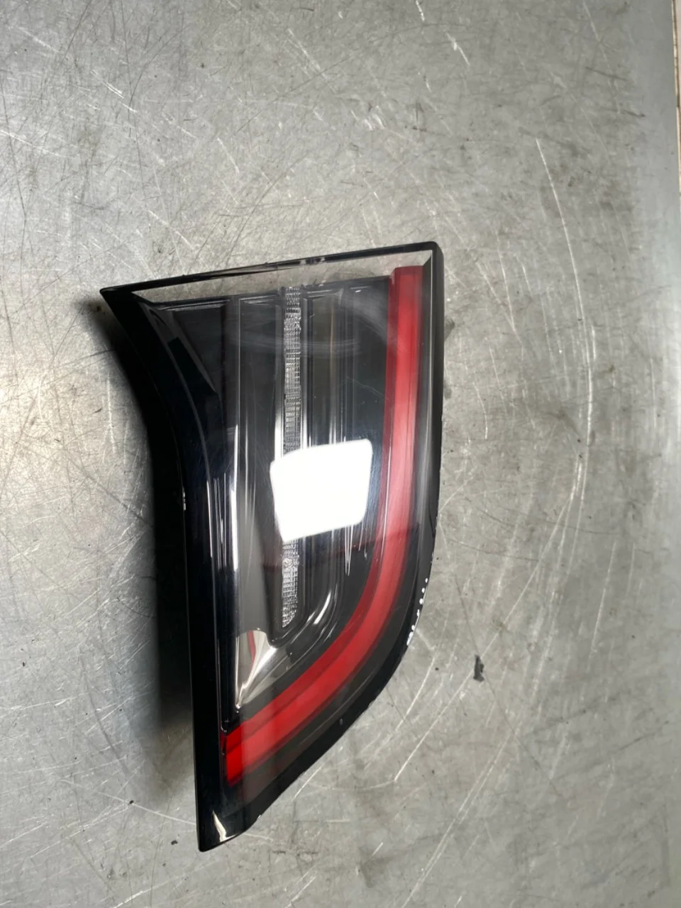 Tesla MODEL Y 2021- Lampă spate, stânga, pe hayon (interioară)