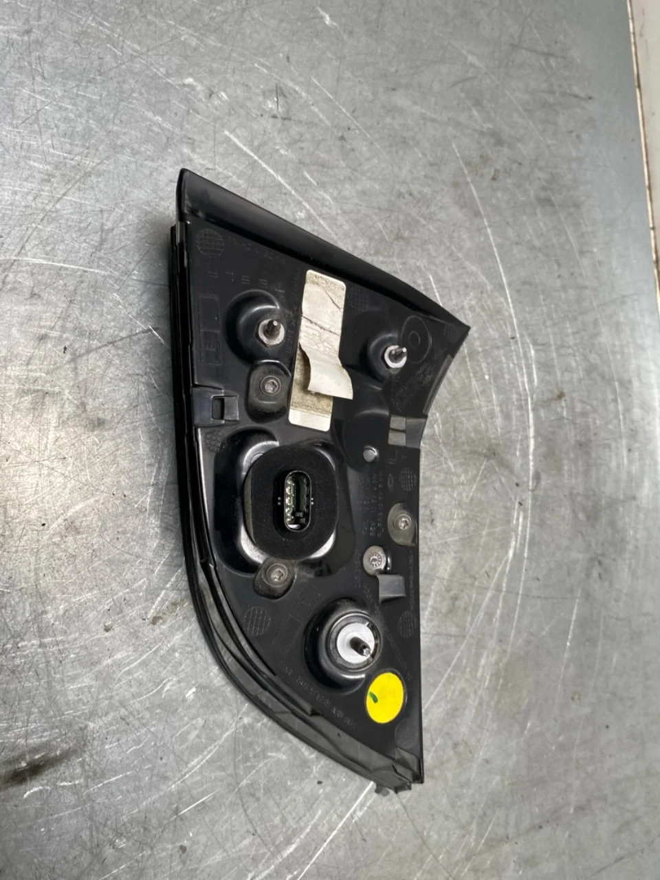 Tesla MODEL Y 2021- Lampă spate, stânga, pe hayon (interioară) vedere 3