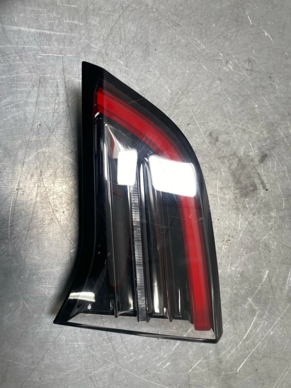 Tesla MODEL Y 2021- Hátsó lámpa, jobb, csomagtérajtón (belső)