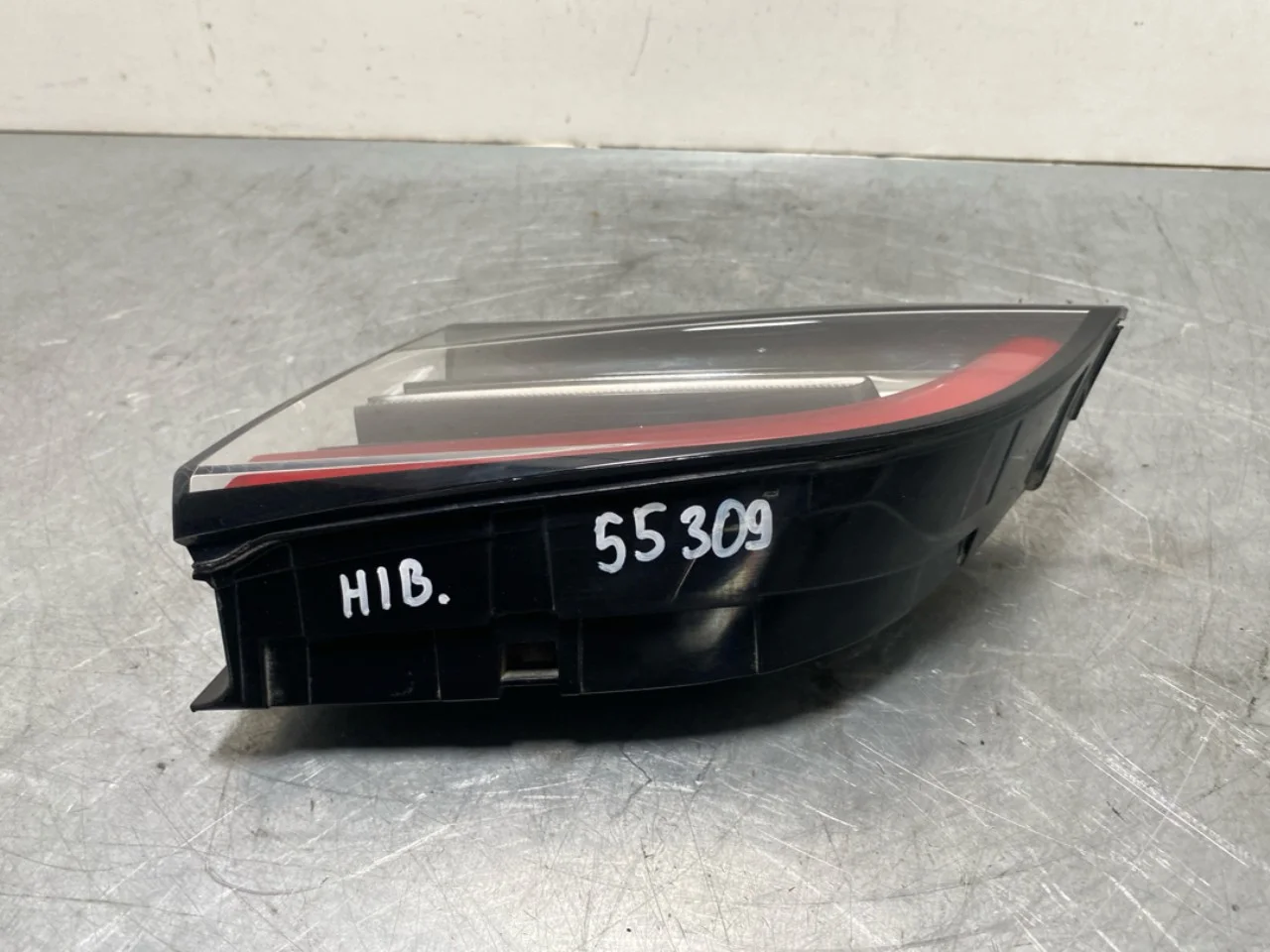 Tesla MODEL Y 2021- Hátsó lámpa, jobb, csomagtérajtón (belső) nézet 3