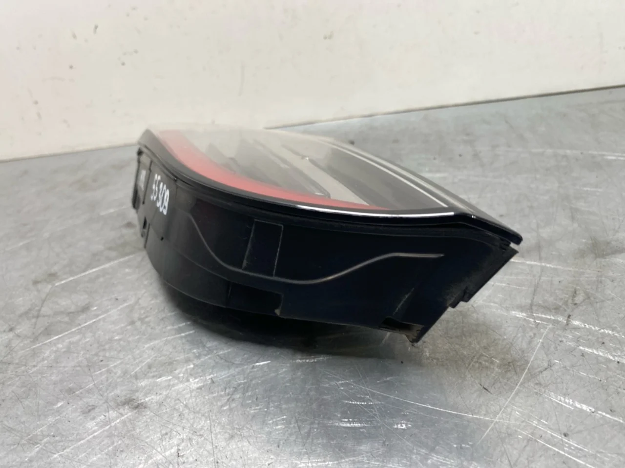 Tesla MODEL Y 2021- Hátsó lámpa, jobb, csomagtérajtón (belső) nézet 4