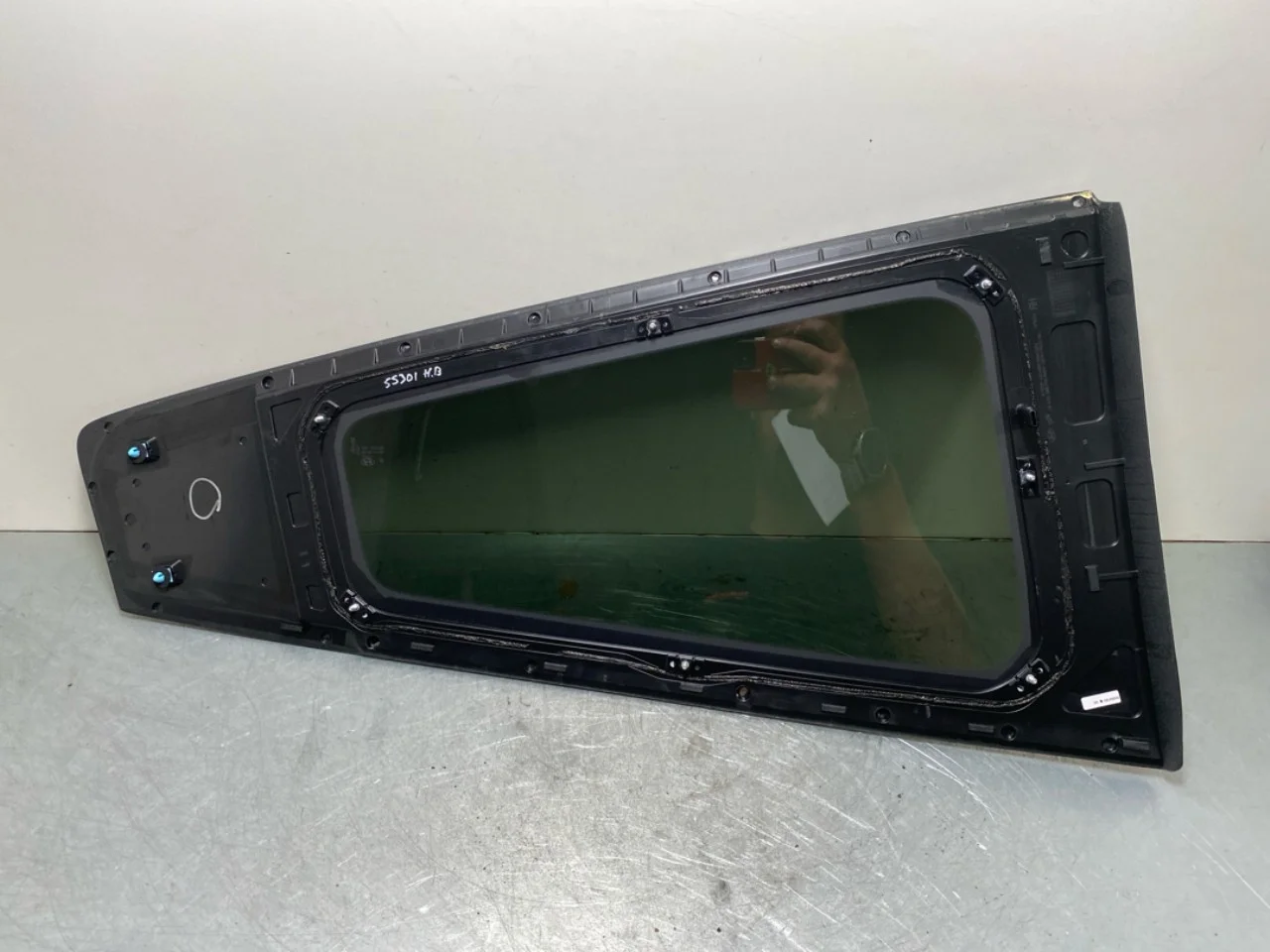 Door glass, 4-door, rear right view 2